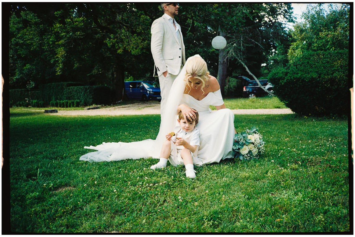 FRANCE WEDDING ON ANALOGUE FILM CHATEAU DE LA VALOUZE 015 FRANCE WEDDING ON ANALOGUE FILM CHATEAU DE LA VALOUZE 015
